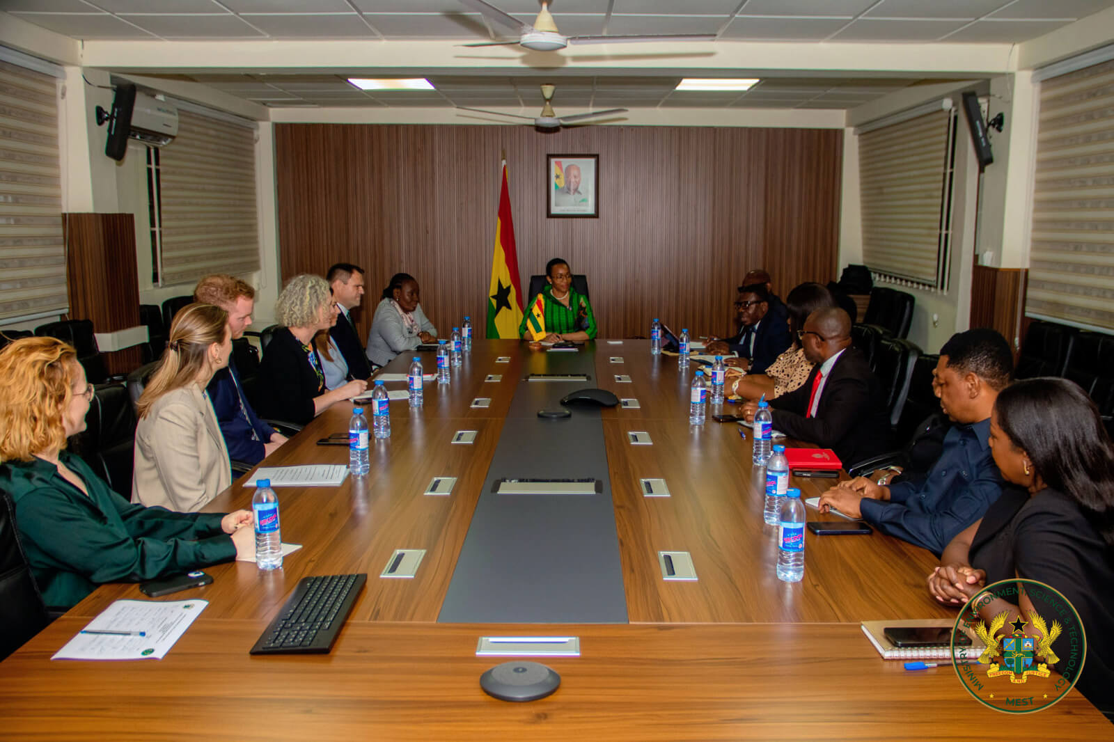 The Minister in discussions with the Irish delegation.