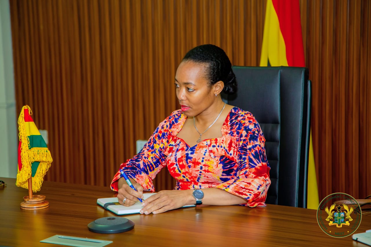 The Minister during discussions with the Chinese delegation.