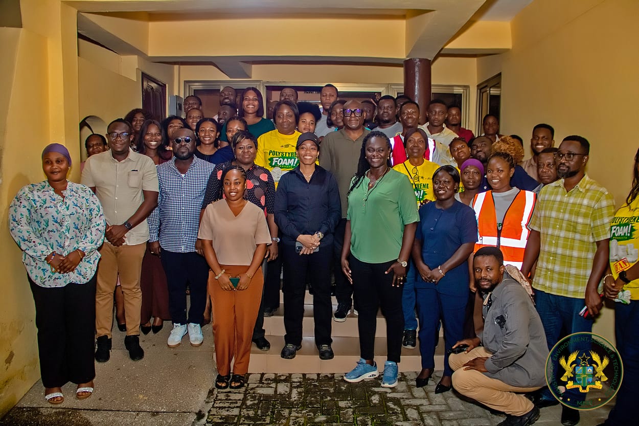 Group photograph of the Minister with officials at the close of the tour.