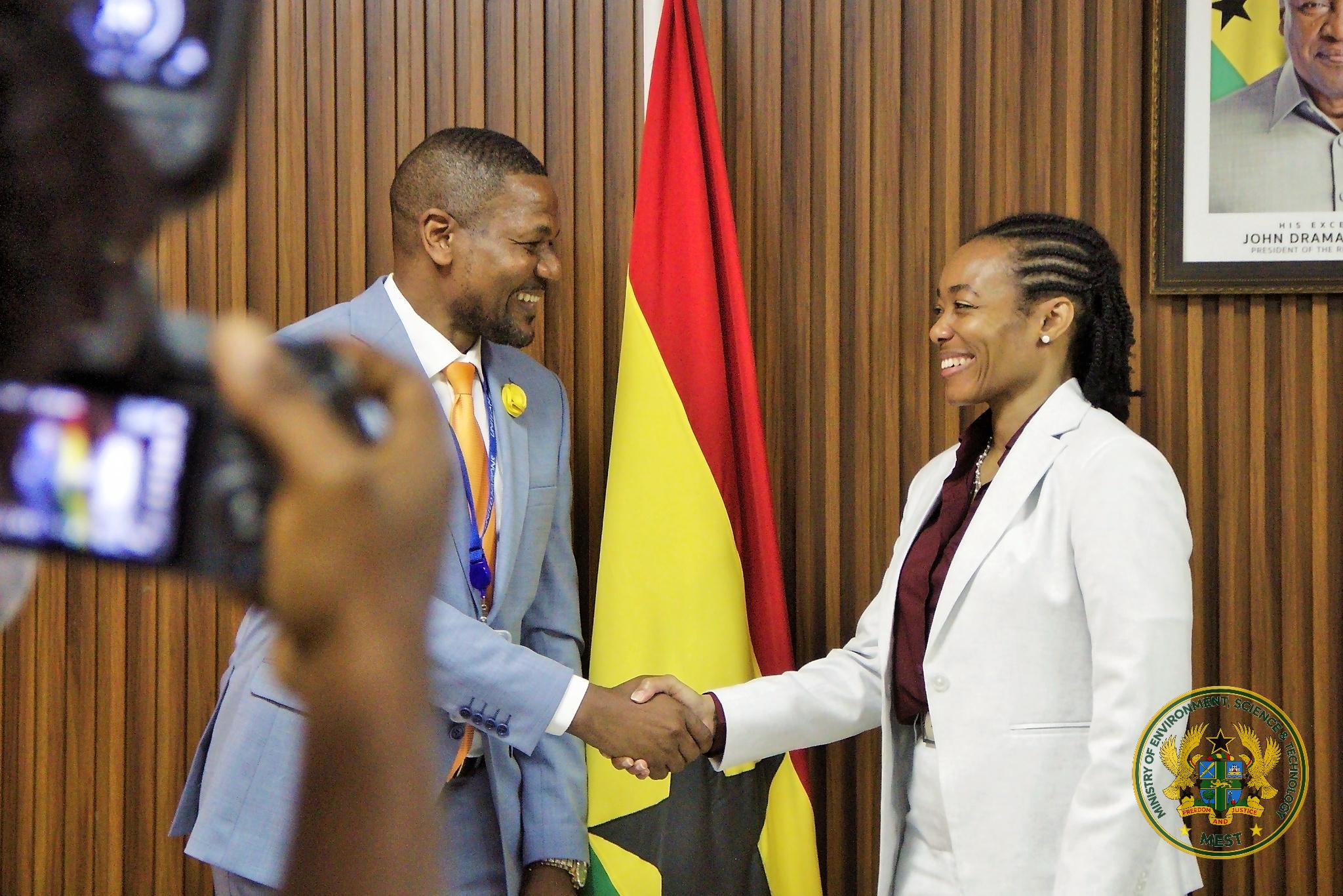 The Minister receives the UNU-INRA delegation.